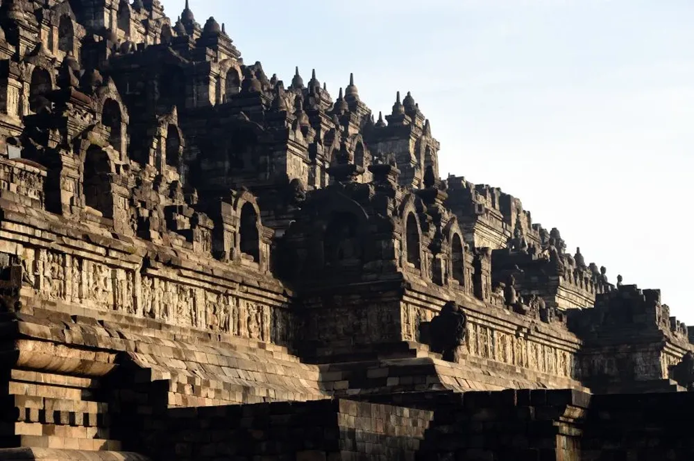 Durante siglos, Borobudur yació bajo capas de ceniza volcánica hasta que se emprendió un programa de restauración entre 1973 y 1984.