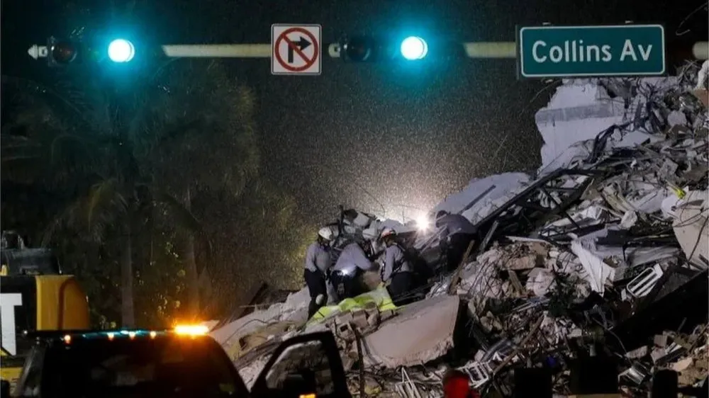 Los rescatistas en Surfside han trabajado bajo fuertes lluvias en los días pasados, incluidas algunas tormentas eléctricas