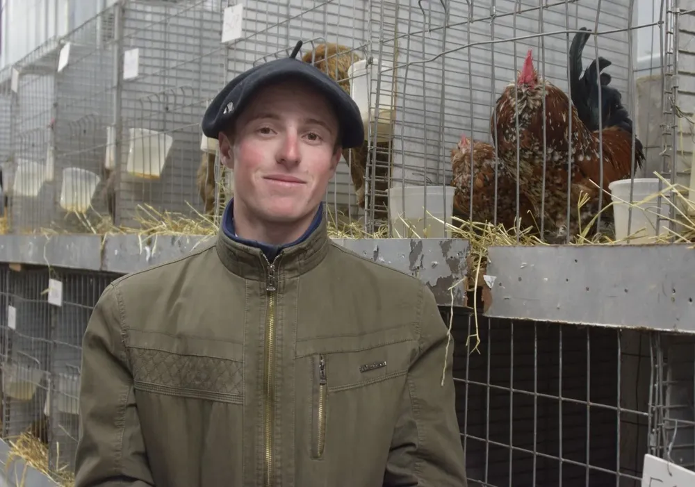 Guillermo junto a Bartolito, el gallo campeón.