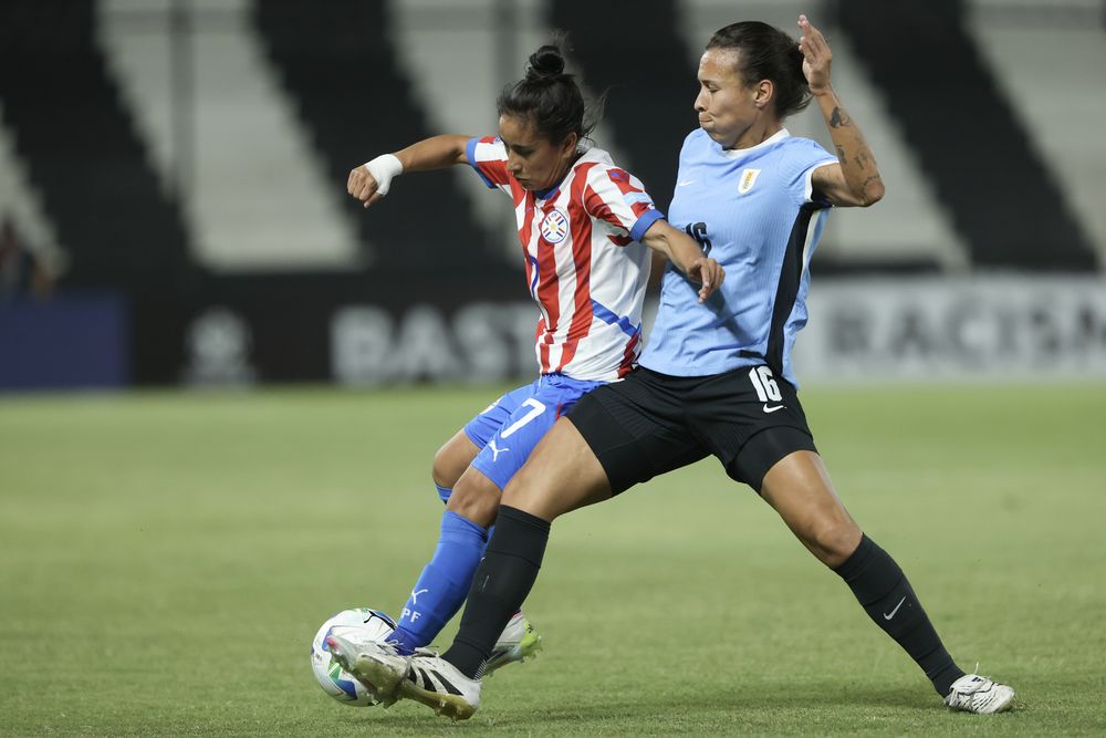 Rebeca Fernández de Paraguay disputa el balón con Yannel Correa de Uruguay por la Liga de Naciones Femenina&nbsp;