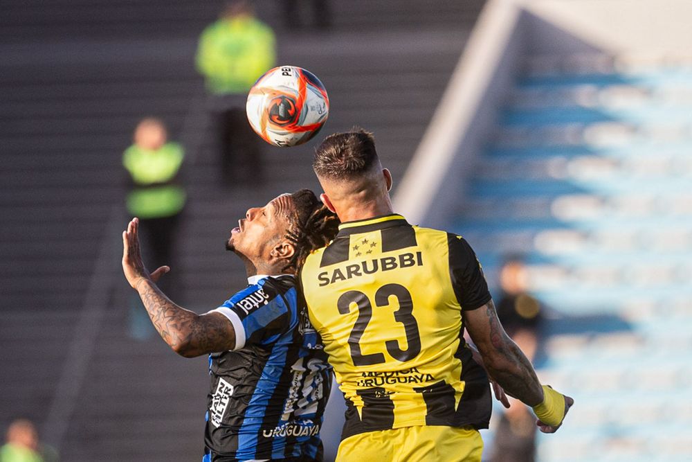 Javier Méndez de Peñarol ante Abel Hernández de Liverpool por la semifinal de la Liga AUF Uruguaya