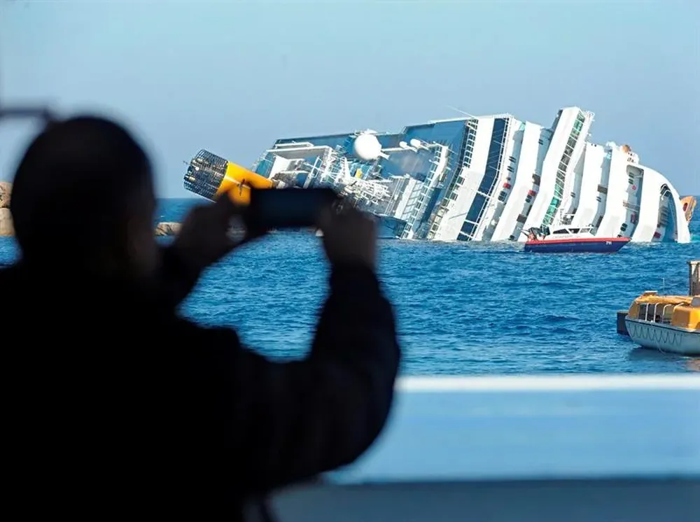 El crucero Costa Concordia se hunde en las costas italianas