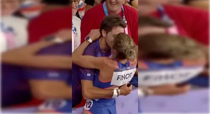 juegos olimpicos: la inesperada reaccion de la atleta alice finot tras terminar la prueba de 3.000 metros obstaculos