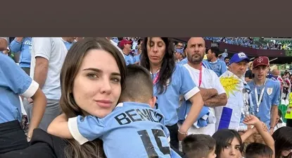 Bonino con la camiseta de Uruguay con su hijo Benicio