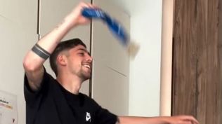 Federico Valverde se levantó de muy buen humor este domingo y metió un bailecito con su medalla de la Champions League ganada