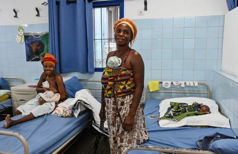Madres canguro en Costa de Marfil.
