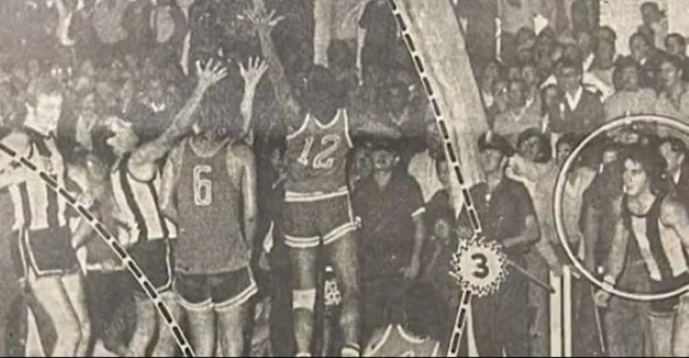 El Bandido Hugo Bianchi en el recuadro de El Diario en el doble fundamental con Peñarol ante Trouville que le dio el Campeonato Federal 1973 a los aurinegros