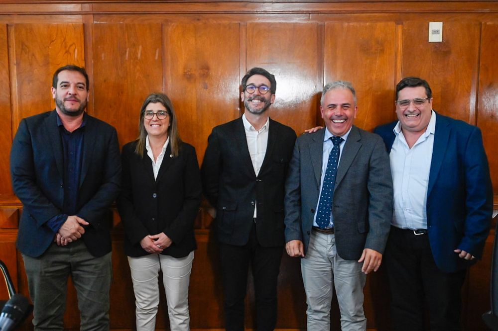 Autoridades del Ministerio de Vivienda en reunión con la Agencia Nacional de Vivienda (ANV)