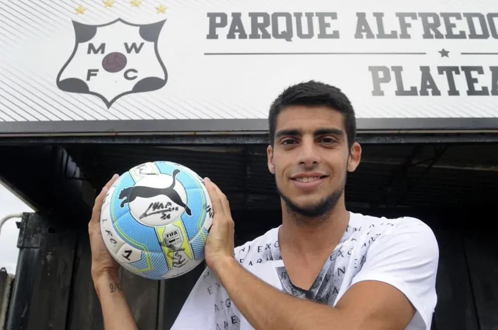 Gastón Rodríguez en el Viera con la pelota que se llevó por los goles a Liverpool