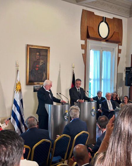 Yamandú Orsi junto al presidente de Alemania, Frank-Walter Steinmeier.