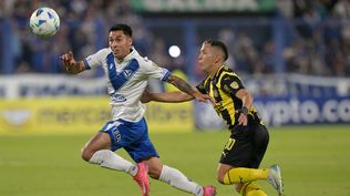 Claudio Baeza de Vélez Sarsfield ante Leonardo Fernández de Peñarol por Copa Libertadores