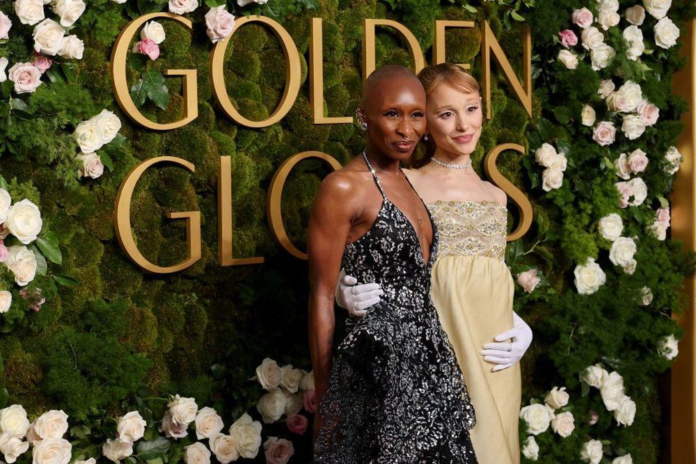 Cynthia Erivo (izquierda) y Ariana Grande, las estrellas de Wicked, llegaron juntas a la 82.ª edición de los galardones que entrega la Asociación de la Prensa Extranjera.