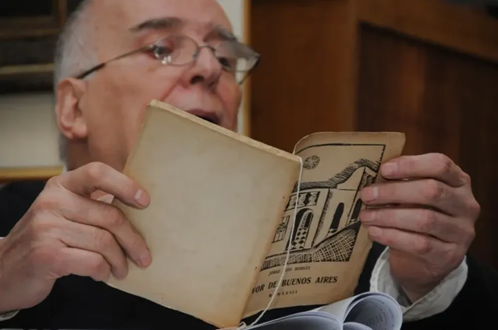 Eduardo Corbo lee un fragmento del libro del poeta Jorge Luis Borges