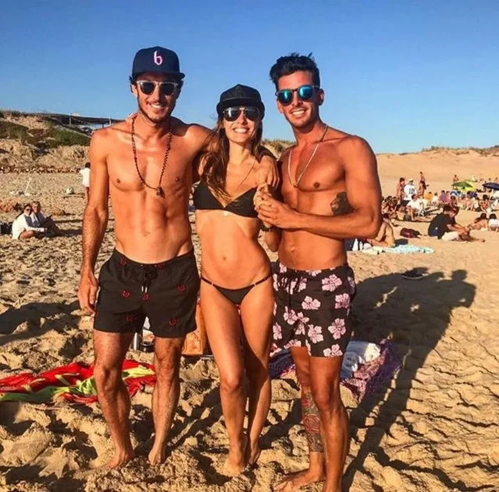 Juan Pico Mónaco junto a Pampita y su hermano, Guillermo Ardohain, en Punta del Este