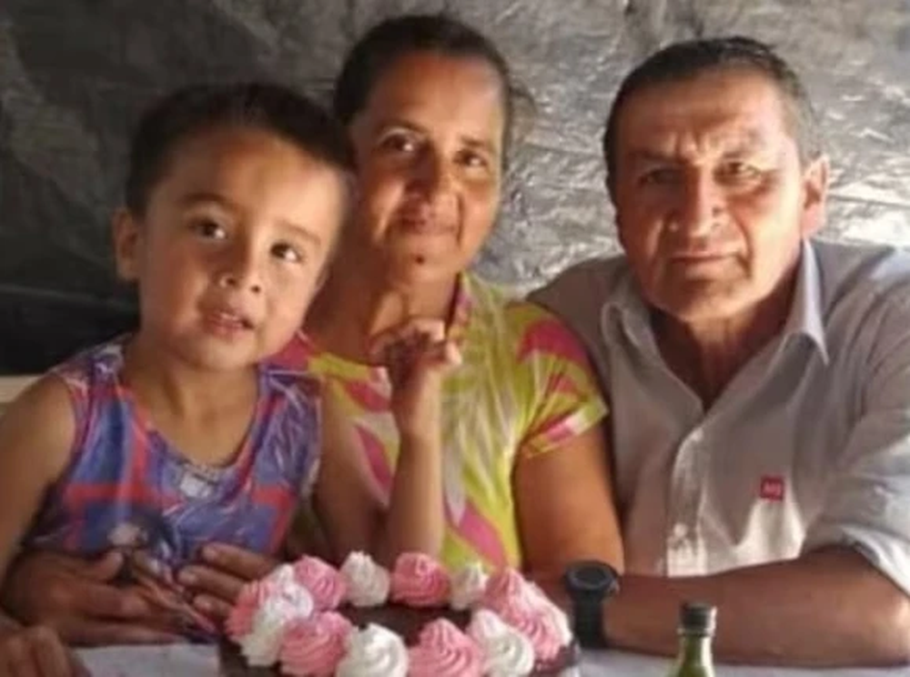 Loan junto a sus padres, María Noguera y Jose Peña