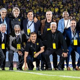 Viejas glorias de Peñarol fueron aplaudidas por todo el Centenario: entre otros estuvieron José Batlle Perdomo, Pablo Forlán, Eduardo Pereira, Óscar Ferro, Daniel Coquito Rodríguez, Alfonso Domínguez, José Pepe Herrera, Diego Aguirre, Ricardo Zurdo Viera, Gustavo Matosas y Jorge Bomba Villar