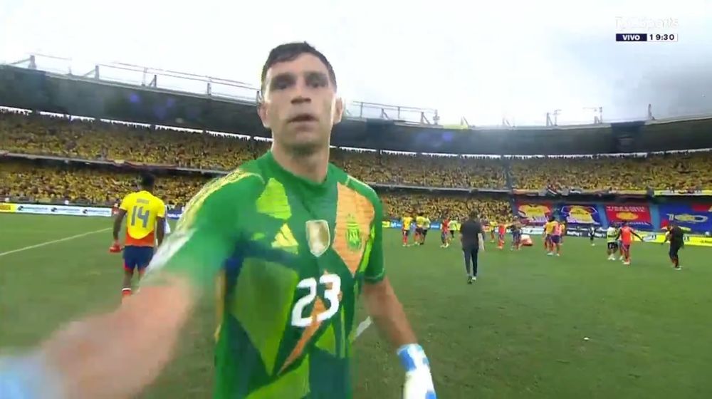 El manotazo de Emiliano Dibu Martínez enojado por la derrota con Colombia