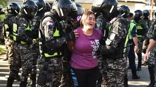 Miembros de las fuerzas de seguridad paraguayas controlan a una familiar de uno de los presos en la cárcel de Tacambú.