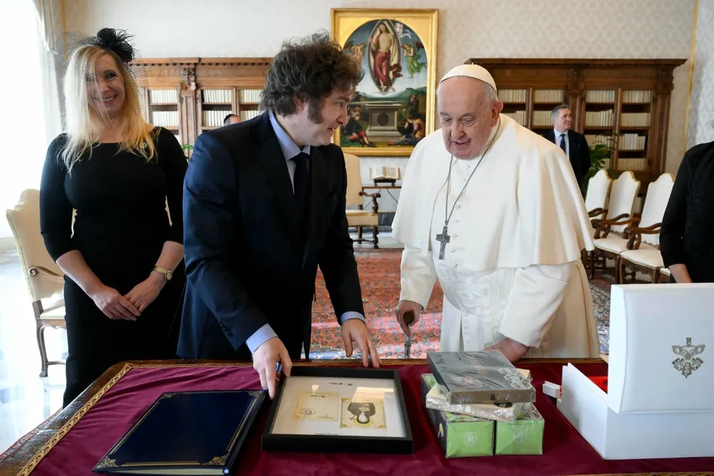 El papa Francisco y el presidente argentino, Javier Milei durante su encuentro privado este lunes en el Vaticano.