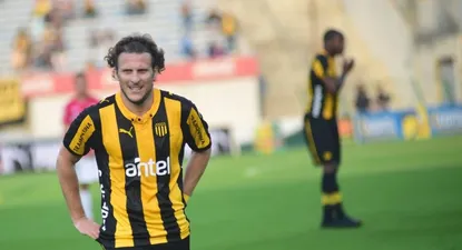 ¿Quién se llevó la primera camiseta de Forlán?