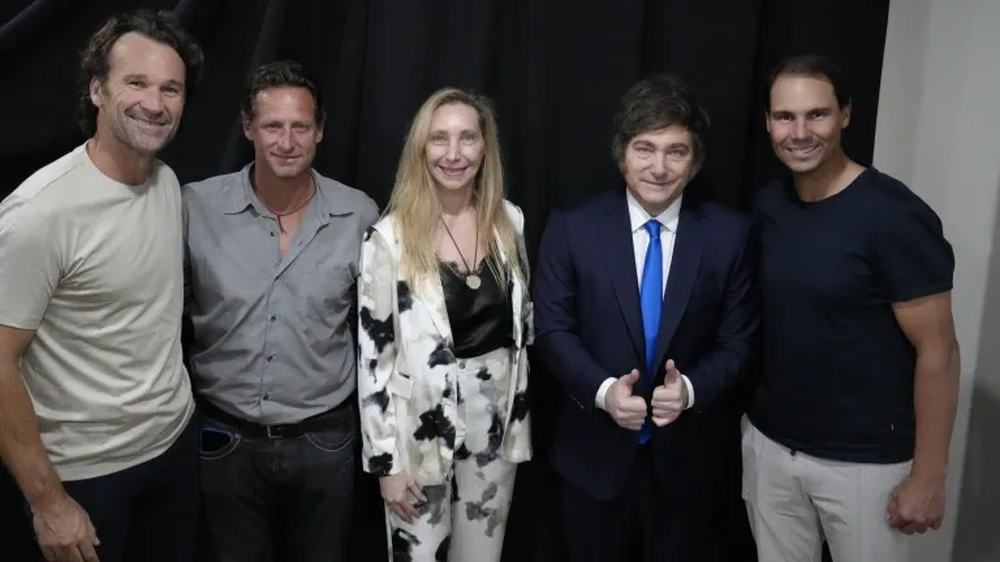 Javier y Karina Milei, junto a Rafael Nadal, Carlos Moya y David Nalbandian, en un foro de negocios en Miami.