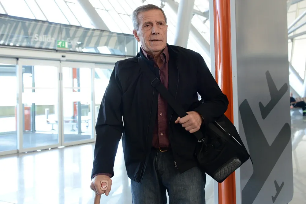 Óscar Washington Tabárez en el aeropuerto