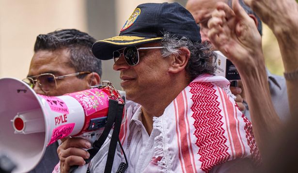 El presidente colombiano Gustavo Petro dirigiéndose a manifestantes pro palestinos frente a la sede de la ONU e Nueva York