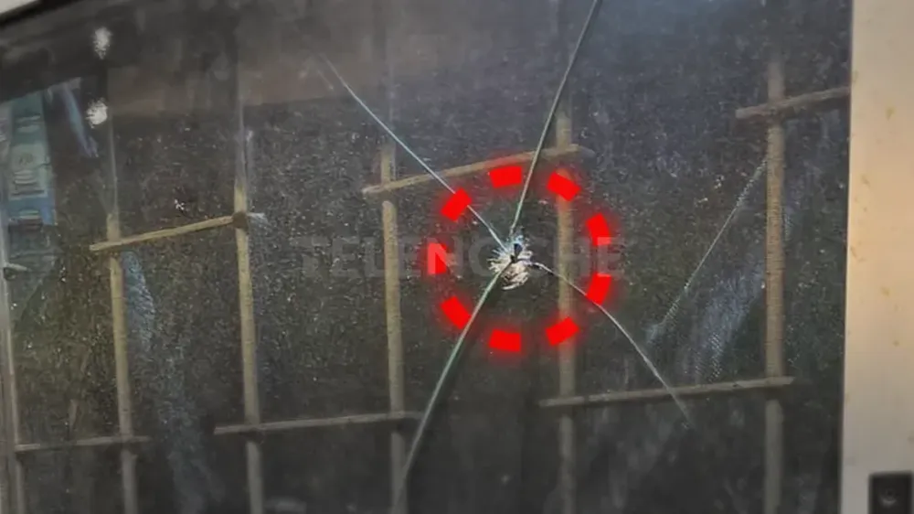 Una de las ventanas de la casa de Ferrero después del atentado