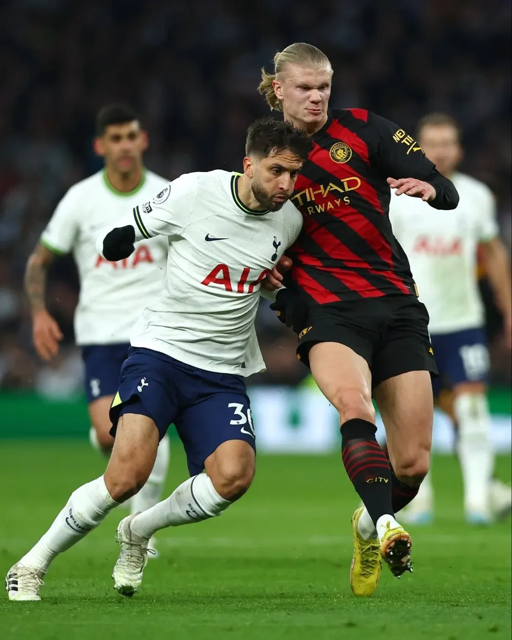 Rodrigo Bentancur frente a Haaland