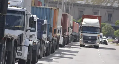 Camioneros buscan participar en negociación por planta de UPM