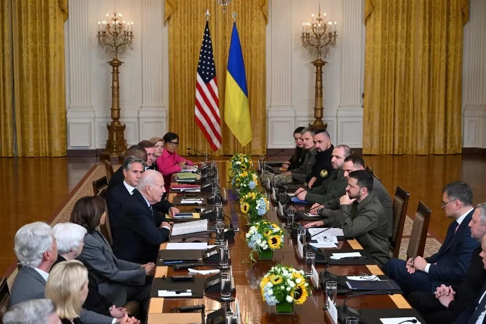 Joe Biden, Volodímir Zelensky y sus asesores en la reunión bilateral de este jueves.