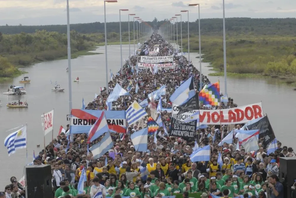 Manifestación sobre el puente General San Martín contra la primera planta de UPM (por entonces Botnia) en Fray Bentos.