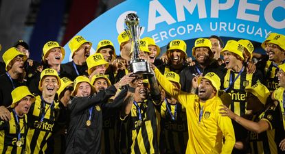 El festejo de Peñarol con las gorras con dedicatoria a Maximiliano Silvera
