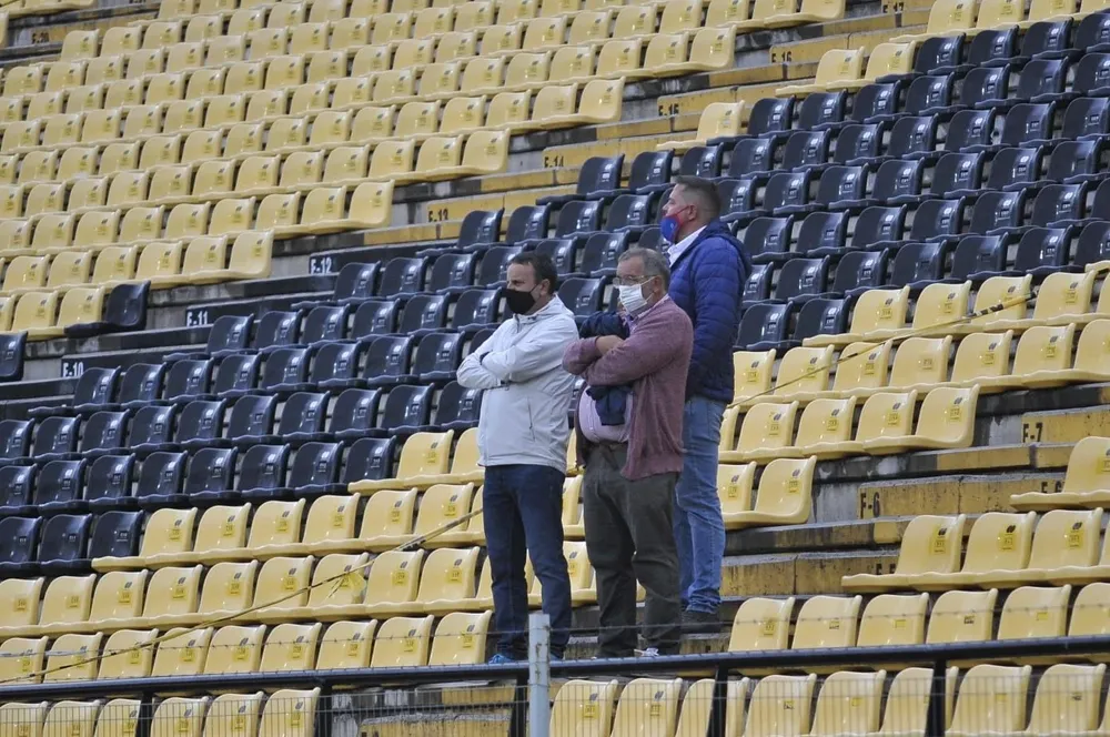 Antonio Palma, de azul, y dirigentes de Nacional en un clásico en el Campeón del Siglo