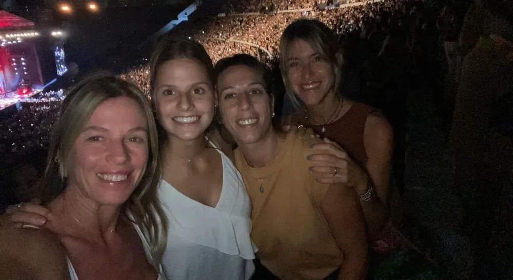 Lorena Ponce de León y su hija en el recital de Ricardo Arjona