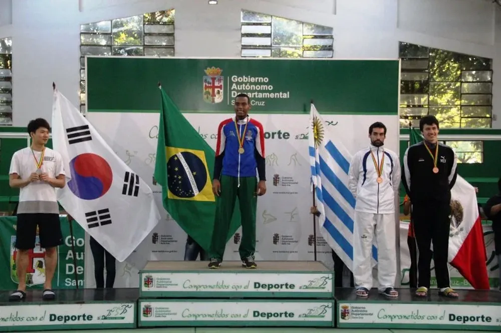 Braian Elliott, de blanco a la derecha, con el bronce
