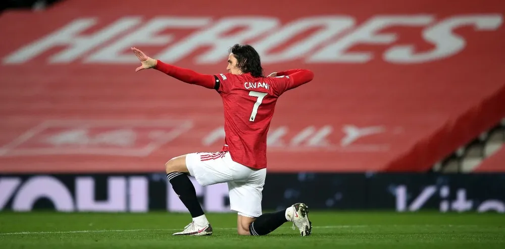 Cavani con la 7 y su clásico festejo