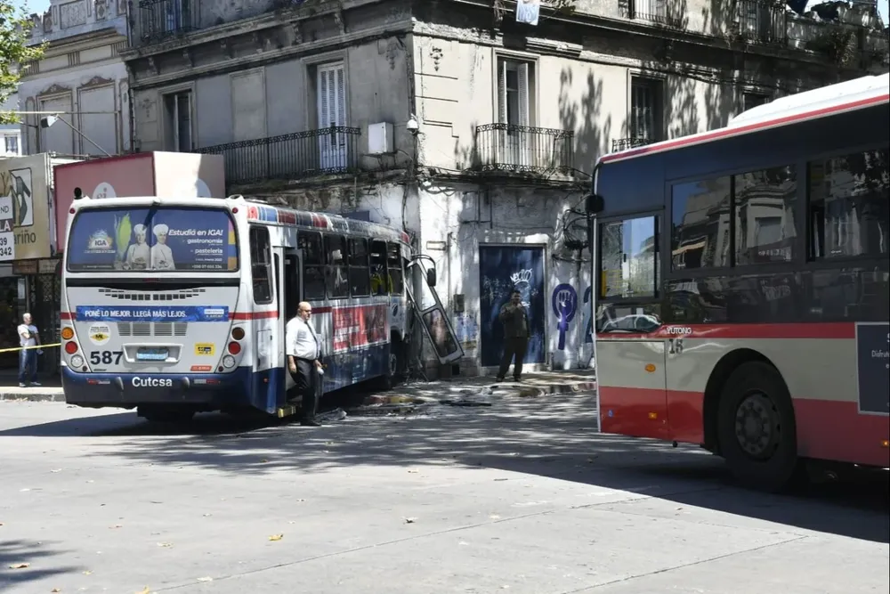 Uno de los ómnibus impactó contra una tienda que estaba cerrada al momento del accidente