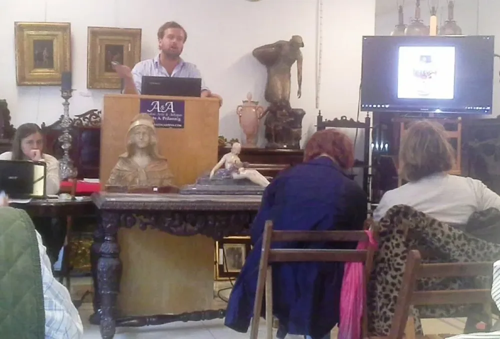 Andrés Prilassnig rematando uno de los lotes en el remate de mobiliario y antigüedades