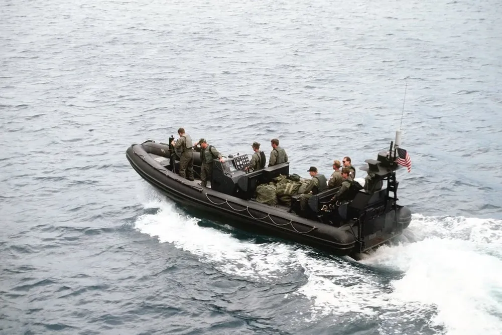 Los comandos SEAL se especializan en operaciones especiales por aire, mar o tierra, según sea necesario.