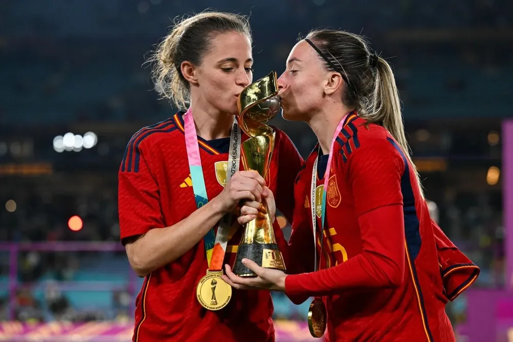 Ona Batille y Eva Navarro con la copa del mundo