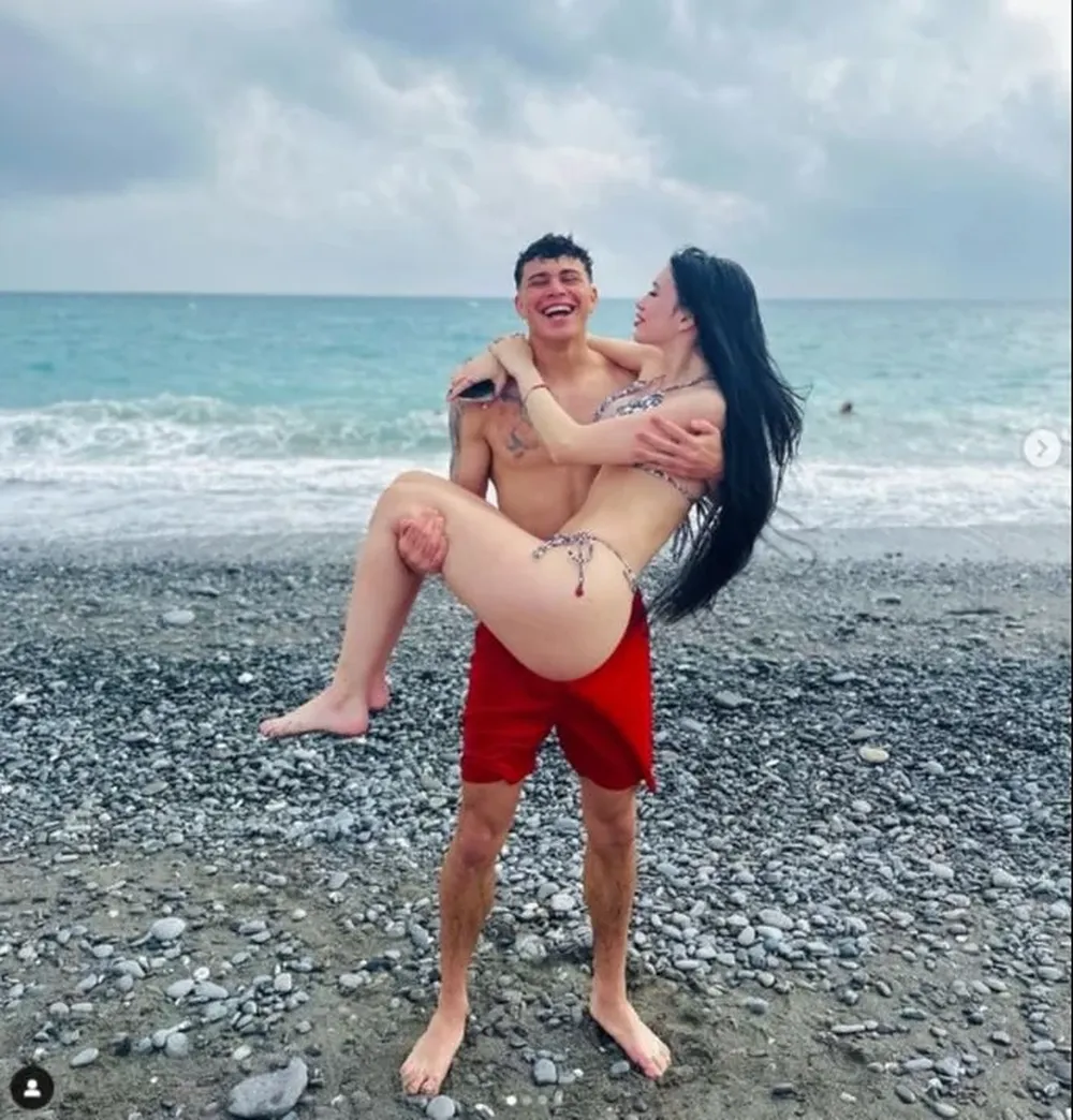 El día de playa de Matturro con su novia