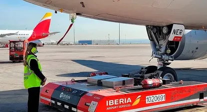 Trabajadores durante la huelga del handling de Iberia.