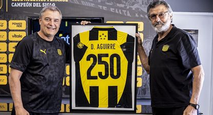 El Indio Walter Olivera le entregó a Diego Aguirre un recuerdo por los 250 partidos dirigidos en Peñarol