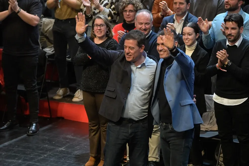 El secretario general del PSOE y presidente del Gobierno, Pedro Sánchez (d) y el candidato del PSdeG a la Xunta de Galicia, José Ramón Gómez Besteiro (i), durante un mitin de campaña del PSdeG, en el auditorio del Centro Ágora, a 15 de febrero de 2024, en A Coruña,