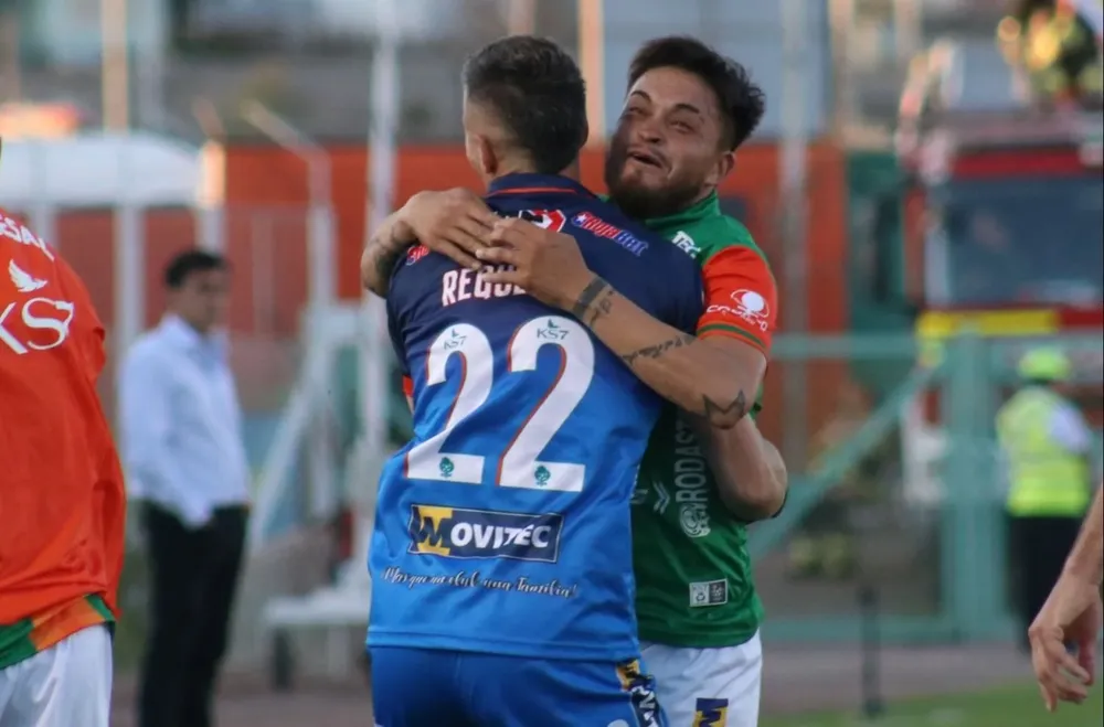 El arquero Leandro Requena es saludado por un compañero, pero luego todos en el plantel se le tiraron arriba para felicitarlo