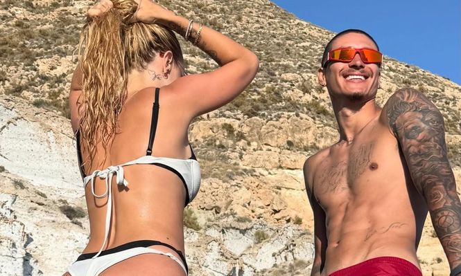 Darwin Núñez celebra sus vacaciones con su esposa, Lorena Mañas