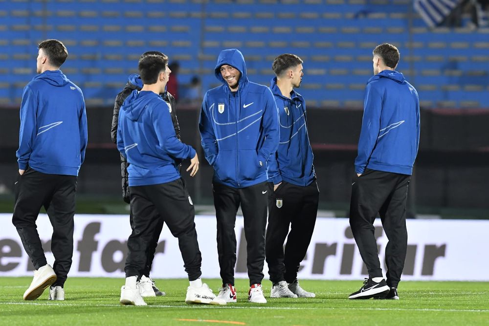 Federico Valverde y el grupo de la selección de Uruguay reconocieron el césped del Estadio Centenario