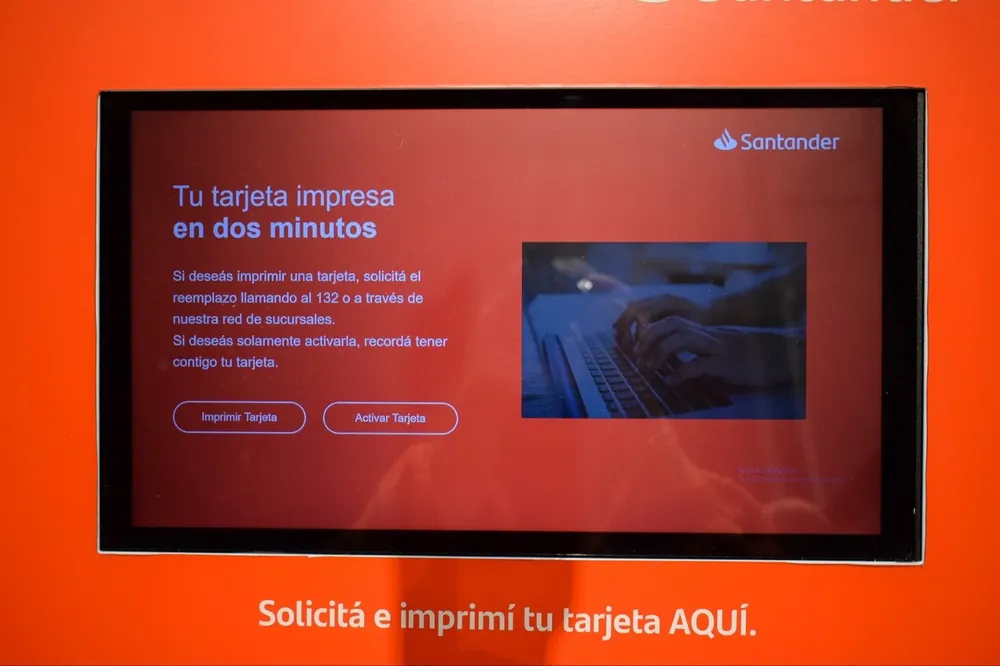 1) ¡Dirigite al tótem e imprimí tu tarjeta en solo 2 minutos!