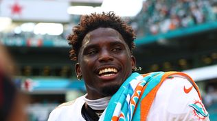 Escándalo y sospechas de racismo en Miami: la policía separa al oficial que esposó al jugador estrella de los Dolphins en la NFL